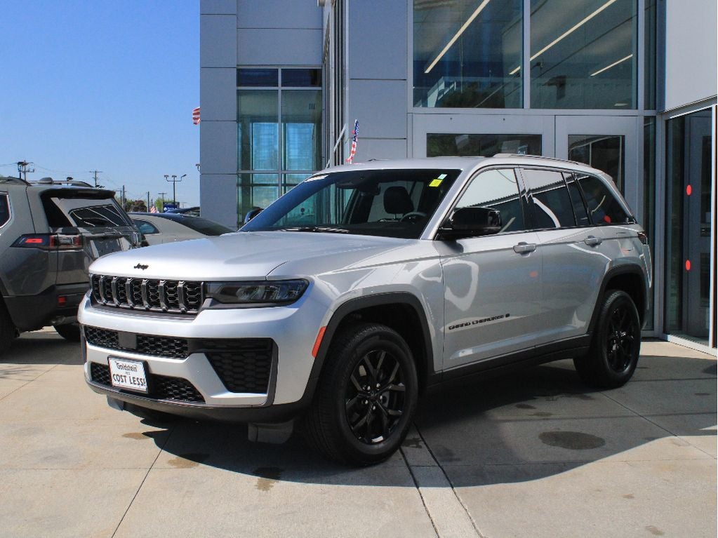 2026 Jeep Grand Cherokee Laredo Altitude