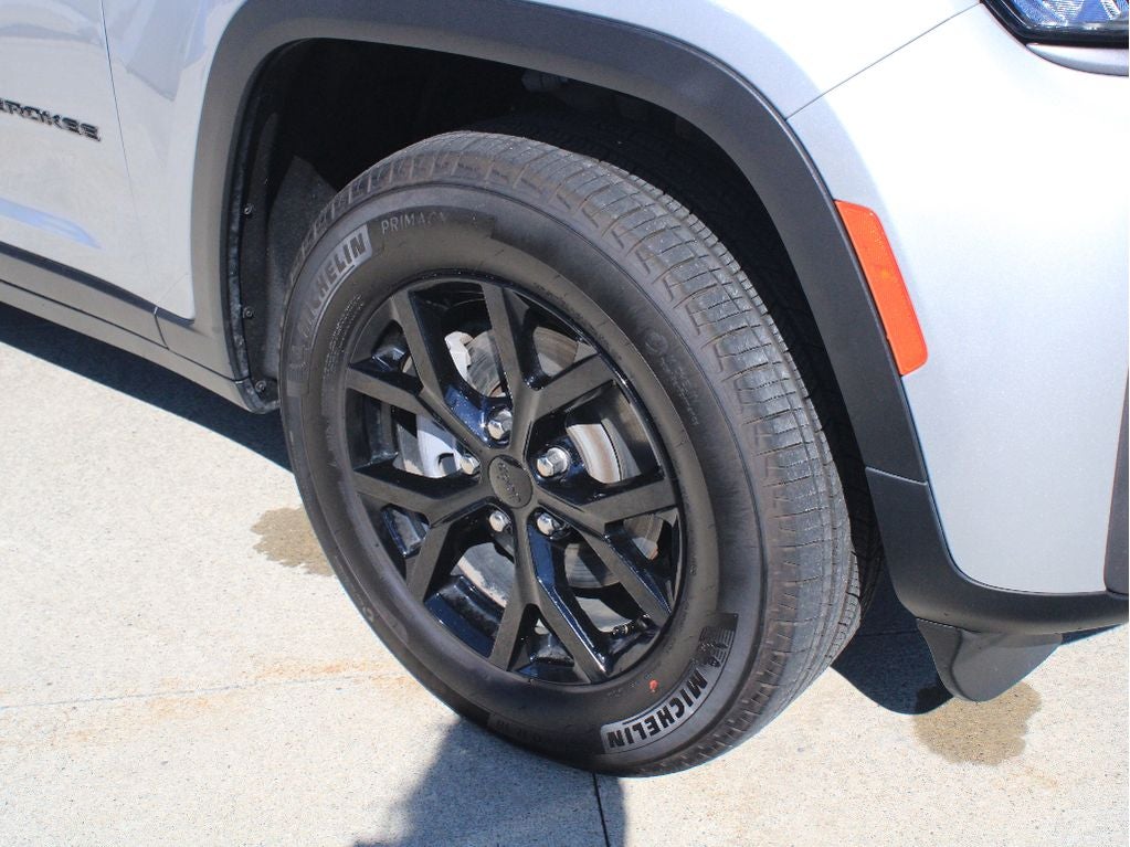 2026 Jeep Grand Cherokee Laredo Altitude