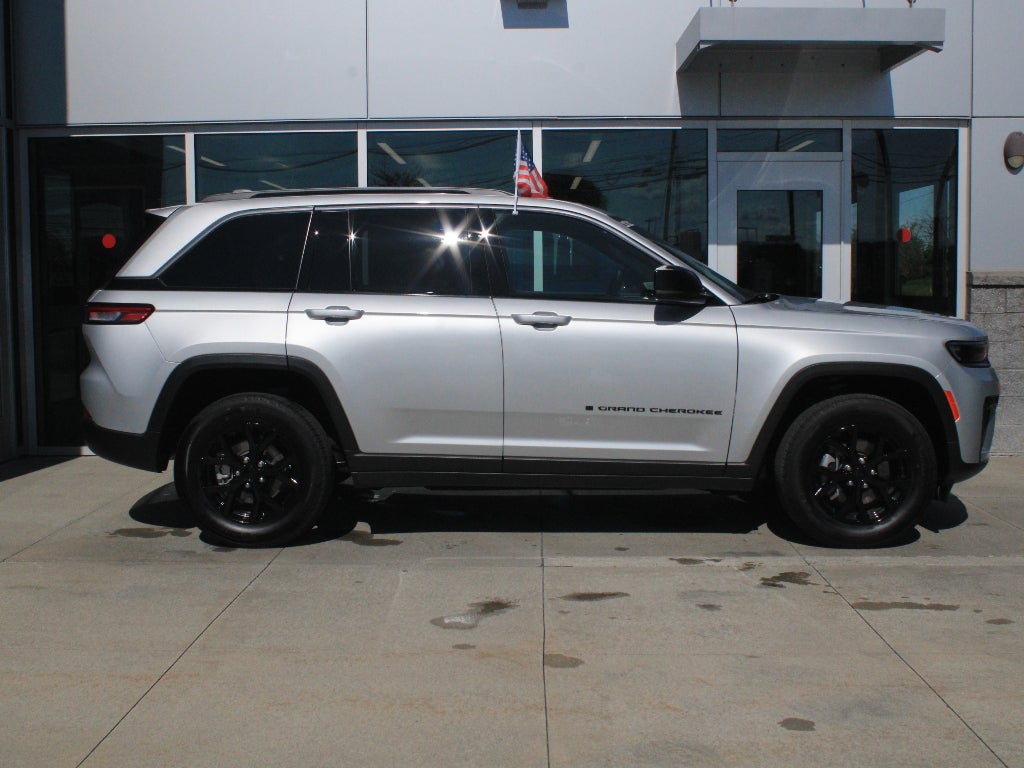 2026 Jeep Grand Cherokee Laredo Altitude
