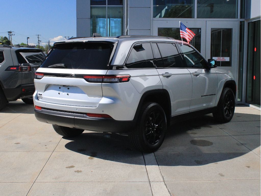 2026 Jeep Grand Cherokee Laredo Altitude
