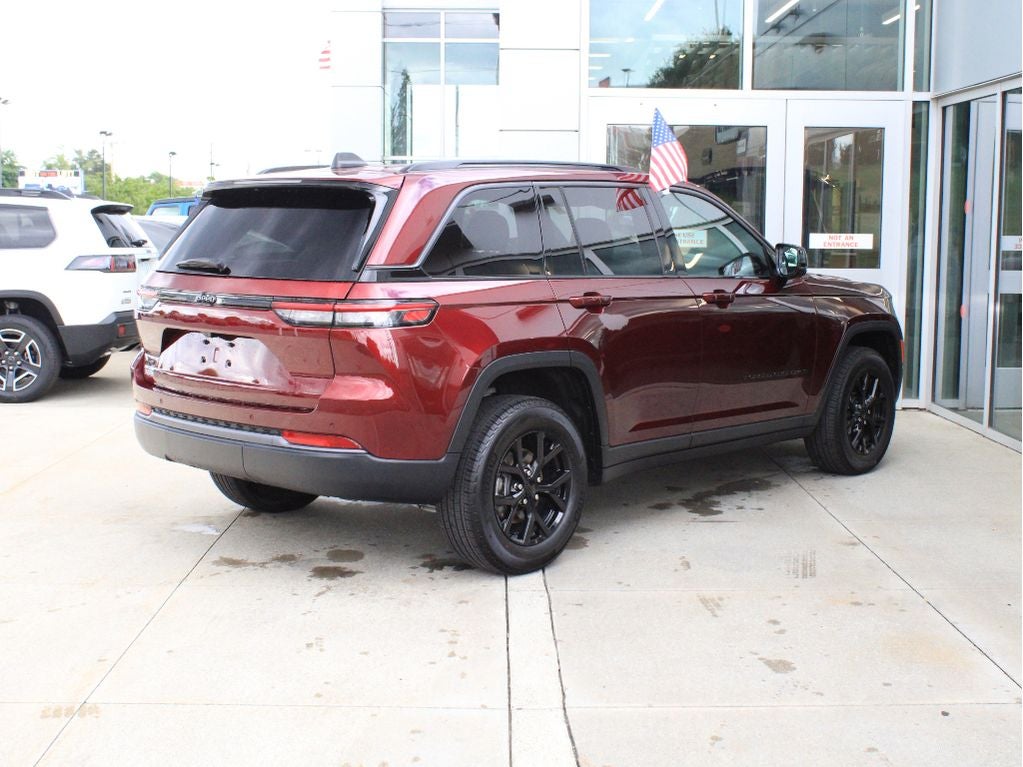2026 Jeep Grand Cherokee Laredo Altitude